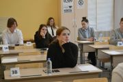 Одиннадцатиклассники сдают ЕГЭ по обществознанию и физике