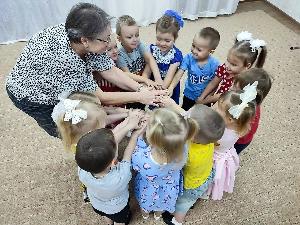 Родители и дошколята в Курганской области могут номинировать воспитателя на детскую премию 