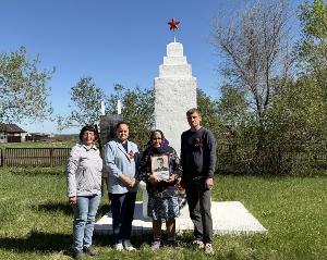 Памятник погибшим в годы Великой Отечественной войны жителям деревни Щучье Юргамышского района в канун Дня Победы привели в порядок